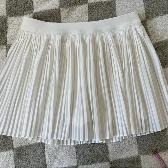 Old Navy Extra High Waisted Stretch Tech Micro Pleated Skort - Picture 3 of 5